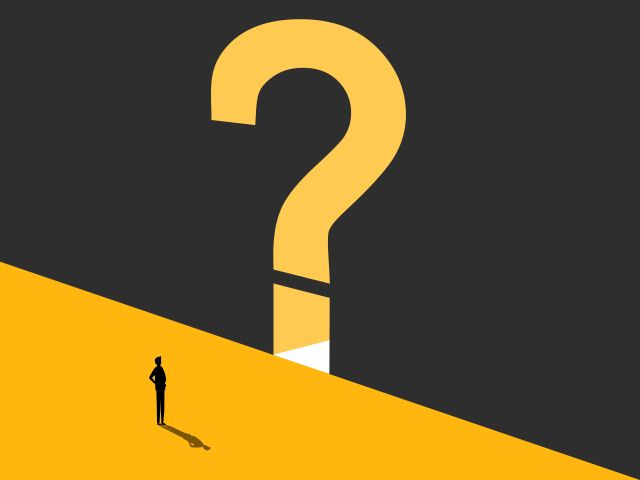 大きな黄色いハテナマークと人影